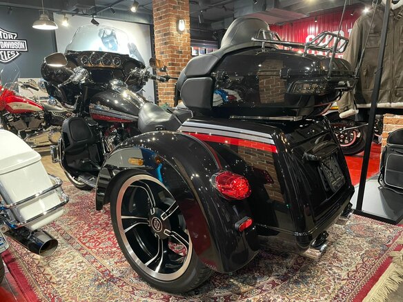 2020 Harley-Davidson CVO Tri Glide, чёрный, 7500000 рублей - вид 4