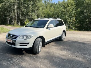 2010 Volkswagen Touareg I Рестайлинг, белый, 1690000 рублей, вид 1