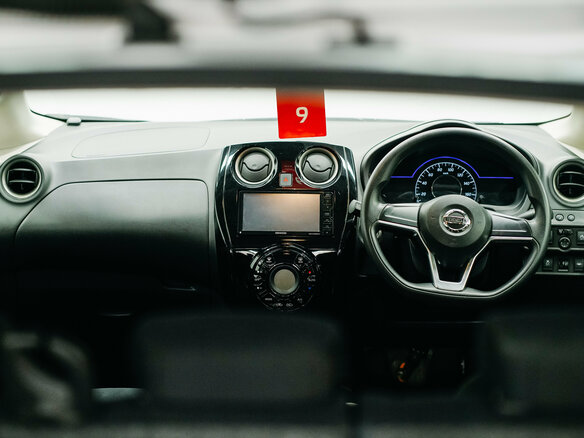 2018 Nissan Note e-Power II Рестайлинг, серый, 1050000 рублей - вид 9