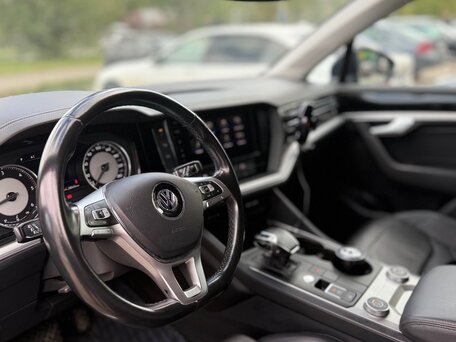 2020 Volkswagen Touareg III, чёрный, 3337000 рублей, вид 5
