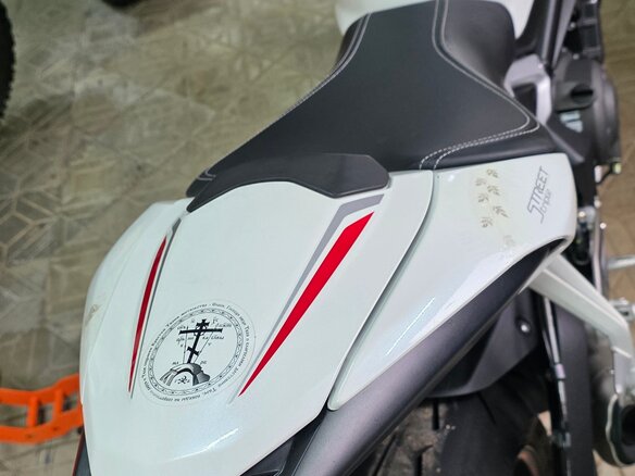 2019 Triumph Street Triple, белый, 950000 рублей - вид 7