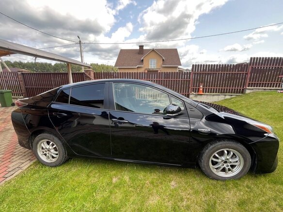2016 Toyota Prius IV (XW50), чёрный, 1308632 рублей