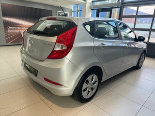 2015 Hyundai Solaris I Рестайлинг, серебристый, 949000 рублей, вид 4