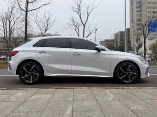 2023 Audi A3 Sportback 35 TFSI IV (8Y), белый, 1900000 рублей, вид 4