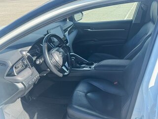 2021 Toyota Camry VIII (XV70) Рестайлинг, белый, 3000000 рублей, вид 5