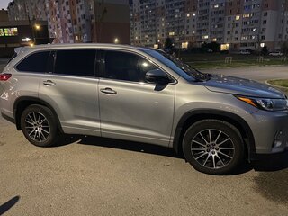 2017 Toyota Highlander III (XU50) Рестайлинг, серебристый, 3990000 рублей, вид 3
