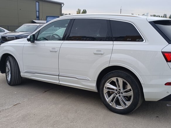 2021 Audi Q7 45 TFSI II (4M) Рестайлинг, белый, 6200000 рублей - вид 1