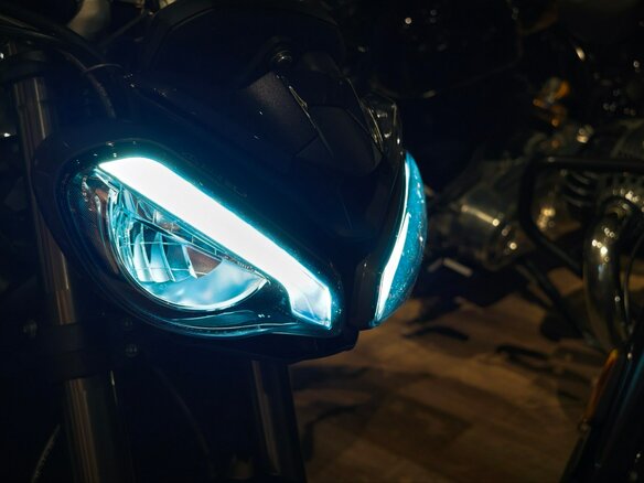 2026 Triumph Street Triple, серебристый, 1690000 рублей - вид 13