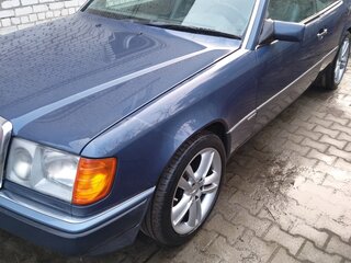 1990 Mercedes-Benz W124 230, синий, 2500000 рублей, вид 1
