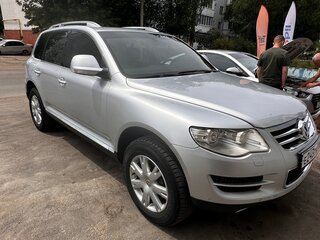 2008 Volkswagen Touareg I Рестайлинг, серебристый, 1370000 рублей, вид 4