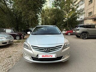2015 Hyundai Solaris I Рестайлинг, серебристый, 950000 рублей, вид 2