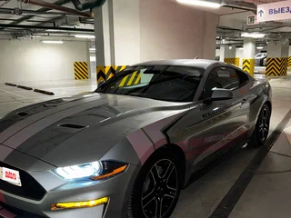 2021 Ford Mustang VI Рестайлинг, серебристый, 3000000 рублей, вид 4