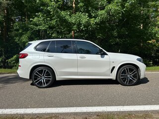 2019 BMW X5 30d IV (G05/G18), белый, 6050000 рублей, вид 5