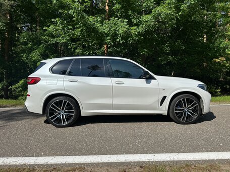 2019 BMW X5 30d IV (G05/G18), белый, 6050000 рублей, вид 5