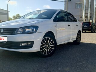 2017 Volkswagen Polo V Рестайлинг, белый, 850000 рублей, вид 1