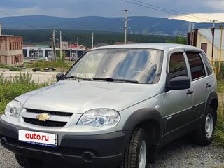 2013 Chevrolet Niva I Рестайлинг, серебристый, 550000 рублей, вид 1