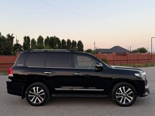 2017 Toyota Land Cruiser 200 Series Рестайлинг 2, чёрный, 6650000 рублей, вид 4