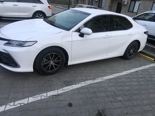 2022 Toyota Camry VIII (XV70) Рестайлинг, белый, 2800000 рублей, вид 3