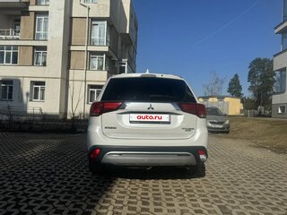 2019 Mitsubishi Outlander III Рестайлинг 3, белый, 1690000 рублей, вид 5