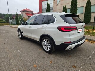 2020 BMW X5 45e IV (G05/G18), белый, 4880000 рублей, вид 4