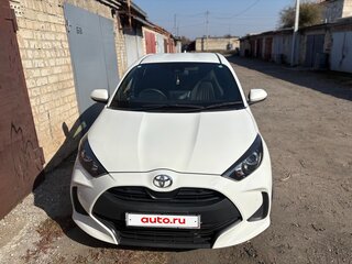 2020 Toyota Yaris IV, белый, 920000 рублей, вид 1