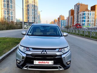 2020 Mitsubishi Outlander III Рестайлинг 3, серебристый, 2520000 рублей, вид 3