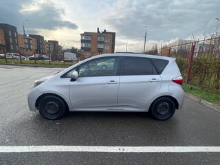 2011 Toyota Ractis II, серебристый, 700000 рублей, вид 2