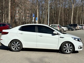 2016 Kia Rio III Рестайлинг, белый, 1300000 рублей, вид 4