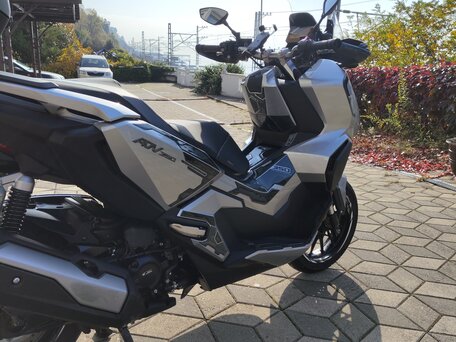 2023 Honda ADV350, серебристый, 950000 рублей, вид 4