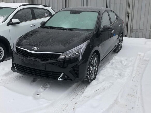 2021 Kia Rio IV Рестайлинг, чёрный - вид 2