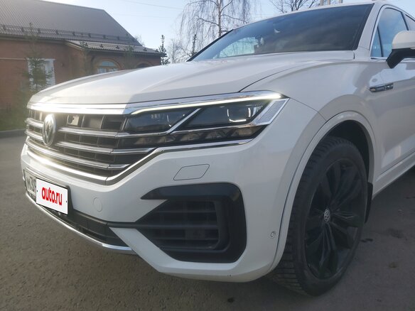 2019 Volkswagen Touareg III, белый, 5650000 рублей - вид 2