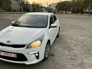 2019 Kia Rio IV, белый, 1550000 рублей, вид 4