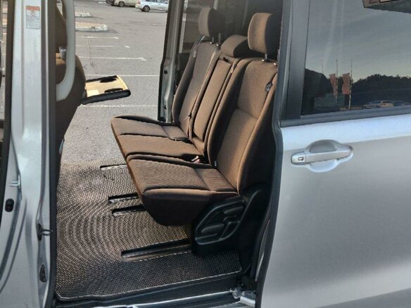 2017 Toyota Voxy III (R80), серебристый, 2500000 рублей - вид 16
