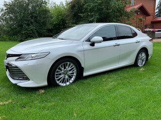 2019 Toyota Camry VIII (XV70), белый, 2900000 рублей, вид 3