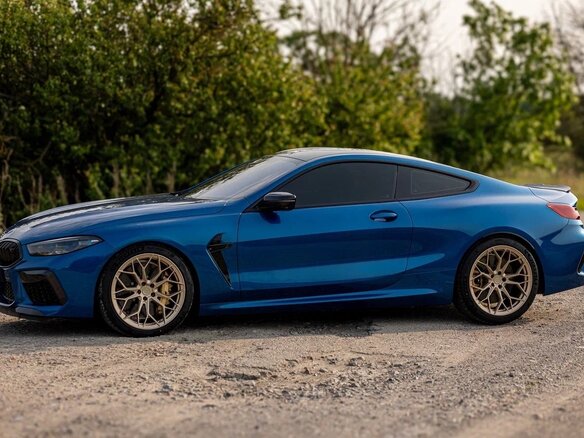 2020 BMW M8 Competition I (F91/F92/F93), синий - вид 3