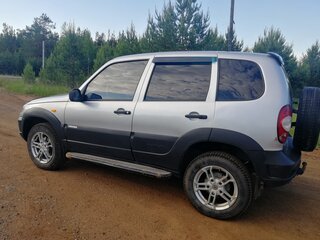 2010 Chevrolet Niva I Рестайлинг, серебристый, 400500 рублей, вид 4