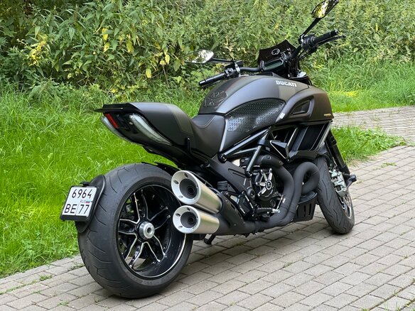 2015 Ducati Diavel Carbon, чёрный - вид 3
