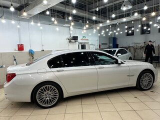 2010 BMW 7 серии 750i xDrive V (F01/F02/F04), белый, 1950000 рублей, вид 5