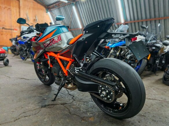 2021 KTM 1290 Super Duke R, серебристый, 1490000 рублей - вид 4