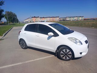 2009 Toyota Vitz II (XP90), белый, 450000 рублей, вид 2