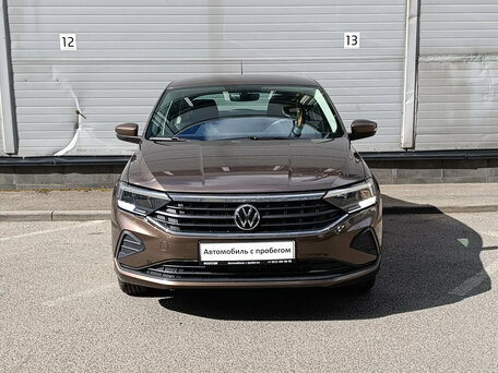 2021 Volkswagen Polo VI, коричневый, 1499000 рублей, вид 2