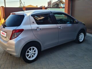 2011 Toyota Vitz III (XP130), серебристый, 739000 рублей, вид 3
