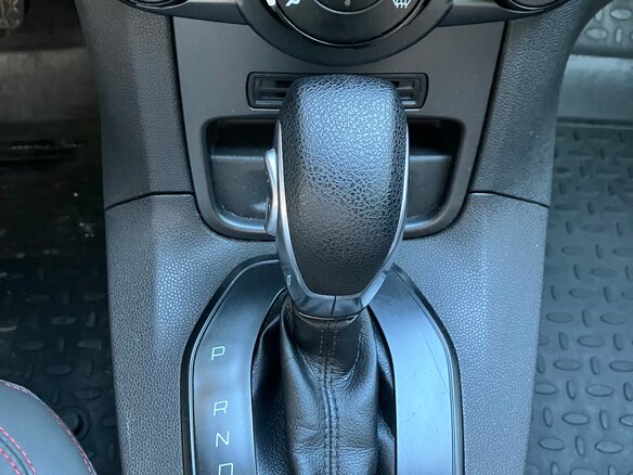 2016 Ford Fiesta Mk6 Рестайлинг, серебристый, 850000 рублей - вид 13