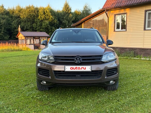 2013 Volkswagen Touareg II, коричневый - вид 2
