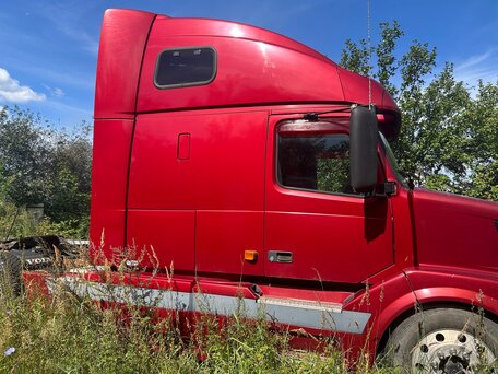 2004 Volvo VNL, красный, 2500000 рублей, вид 2