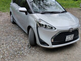 2019 Toyota Sienta II Рестайлинг, серебристый, 1450000 рублей, вид 2