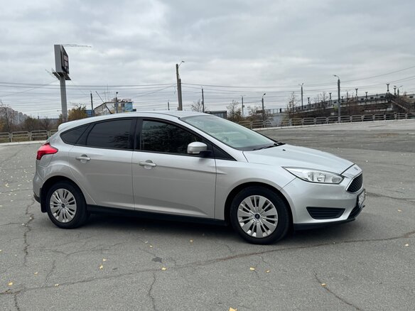 2016 Ford Focus III Рестайлинг, серебристый, 980000 рублей - вид 2