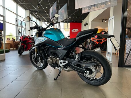 2026 QJMotor SRK 550, голубой, 569000 рублей, вид 5
