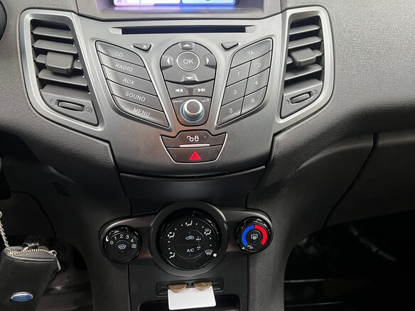 2015 Ford Fiesta Mk6 Рестайлинг, белый, 850000 рублей - вид 13