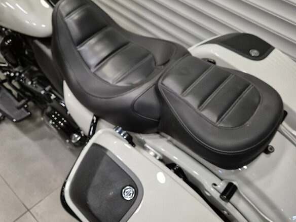 2020 Harley-Davidson CVO Road Glide, серебристый, 2700000 рублей - вид 3